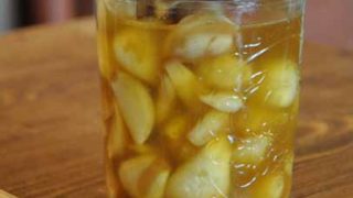 How To Make Medicinal Pickled Garlic (And Why It’s Beneficial)