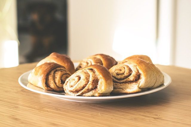 Giant Skillet Cinnamon Roll Recipe COVER