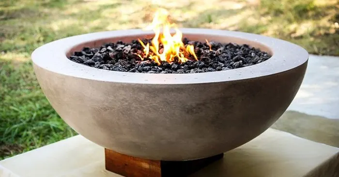 How to Make a Concrete Fire Pit Bowl - I stumbled on this cool looking bowl, I liked it because its cheap to make and because its so plain to look at it makes it beautiful.
