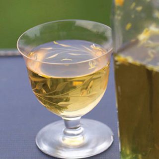 How To Make Dandelion Wine - Dandelions are weeds that grow pretty much anywhere, for years I always thought of them as annoying weeds that just grew where ever they liked, ruining my lush green lawn. now I am a prepper, I have changed my mind... you can eat them, make tea with them and like this post, make wine with them.