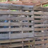 Awesome Pallet Barn Project - This pallet barn would be great for animals or to store stuff. Heck, you could even make a room or an office in one if you wanted too. When acquiring pallets, remember to always look for a stamp that says HT… This means heat treated and is safe to touch and build with.