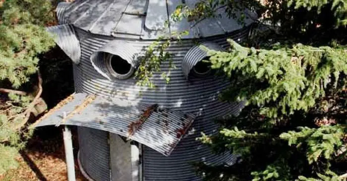 Grain House Bins as Alternative Small Housing? Convert A Used Grain Bin To A New House —I know some of you will be saying what about tornadoes and nasty winds.. Well, that is something you have to think about, of course, but remember you could make the bins sturdier and add a foundation too.