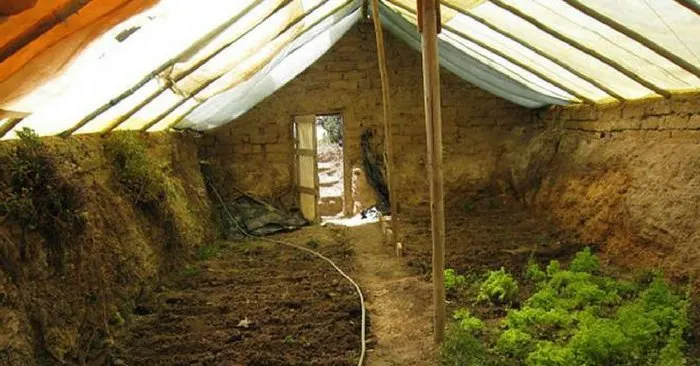 How To Build An Underground Greenhouse And Have Food All Year Round — One of the main principles involves embedding the greenhouse in the earth to take advantage of the earth’s constant temperature, to store the solar energy collected during the day.