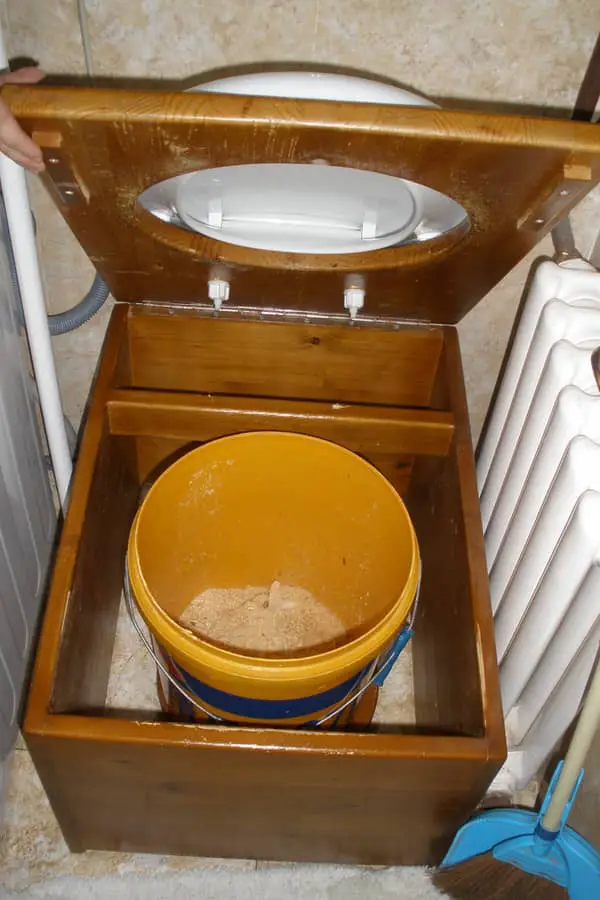 5 gallon bucket composting toilet