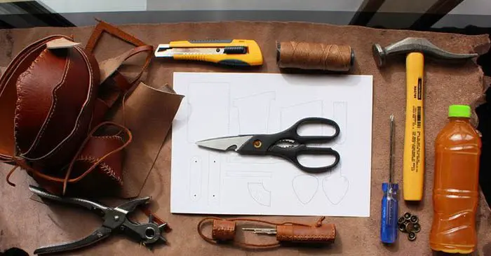 7 Scrap Leather Projects - This article offers up a collection of projects and ideas for manipulating leather. Mastering these raw materials will assure that you are able to make due when there is very little around to make due with.