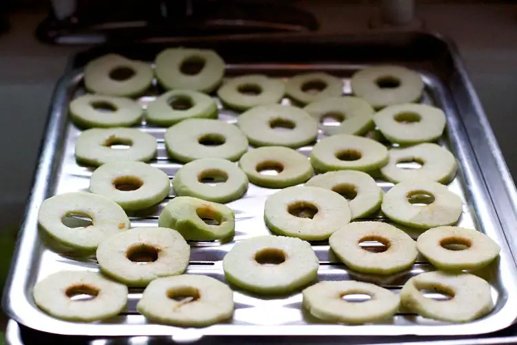 Dehydrating apples in the oven