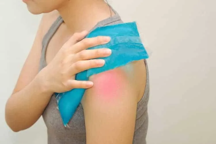 A cold compress is one of the first home remedies for burns that should be considered.