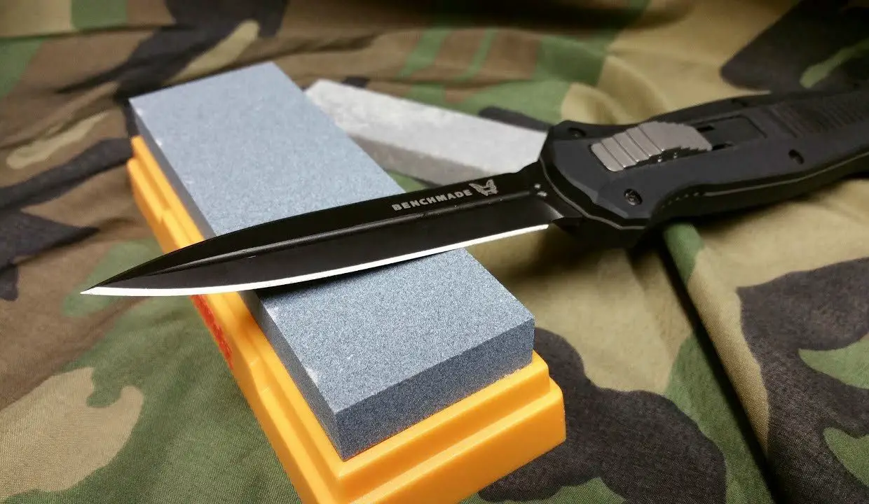Sharpenning pocket knife with stone