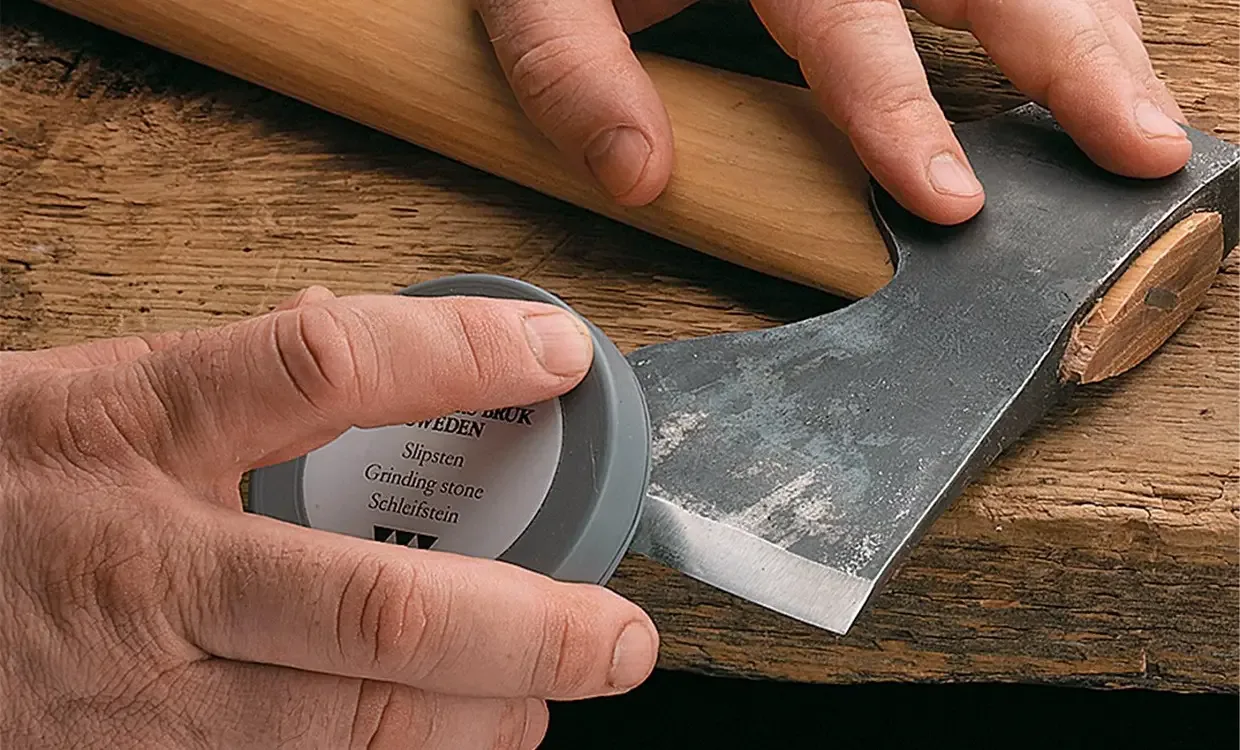 Sharpen the chisel using the sharpening stone