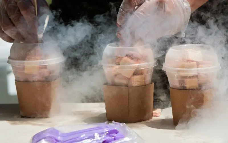 Freezing food with liquid nitrogen