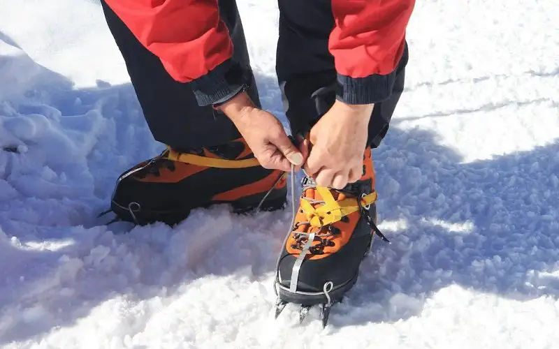 5 Essential Skills for Hiking Up a Mountain Successfully 3 using crampons for hiking