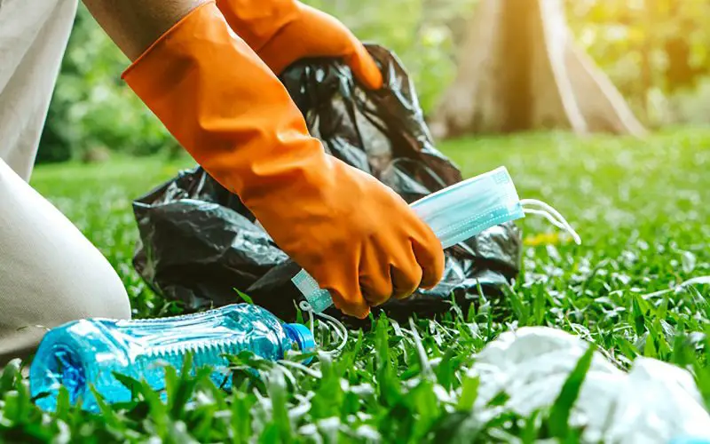 Leave No Trace Principles for Sustainable Camping 2 collecting camping waste