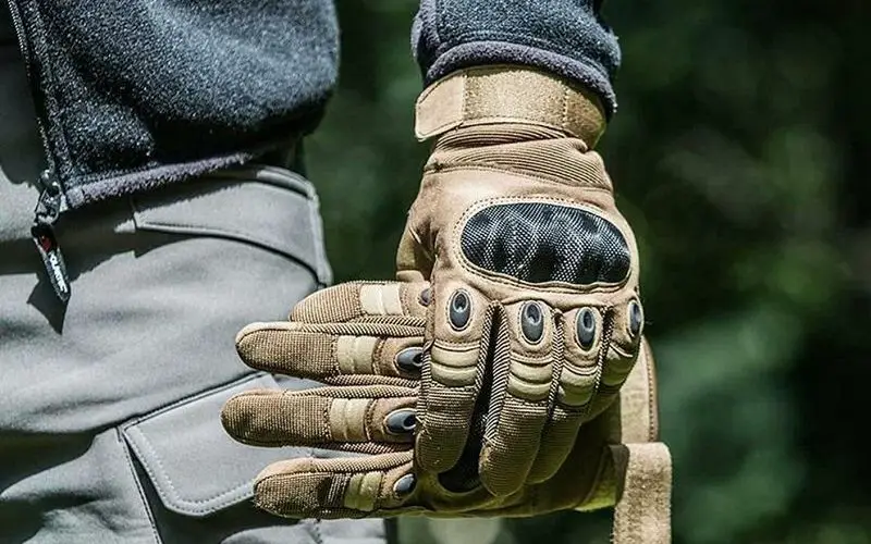 What to Wear Hunting? Hunting Clothes Advice for Beginners 5 wearing hunting gloves